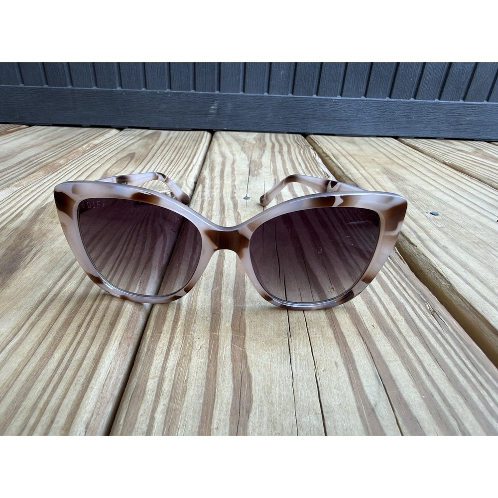 Oversized DIFF Eyewear Sunglasses Cat Eye Tortoise Frame